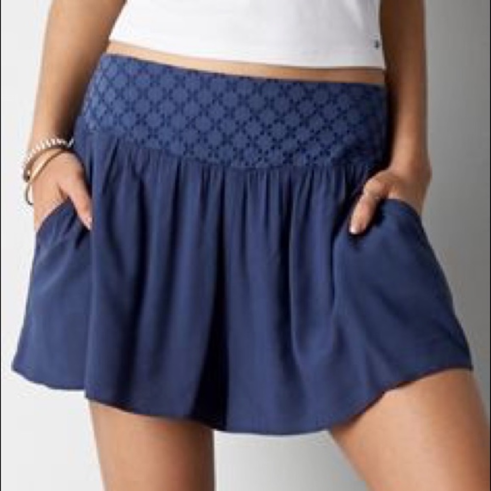 AEO w/ POCKETS Short Soft Blue Eyelet Flowy Fabric